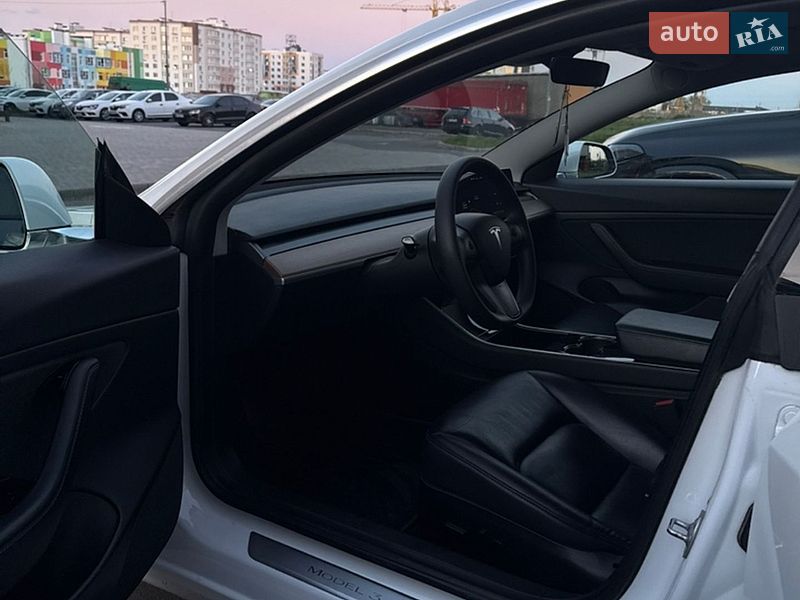 Седан Tesla Model 3 2020 в Виннице