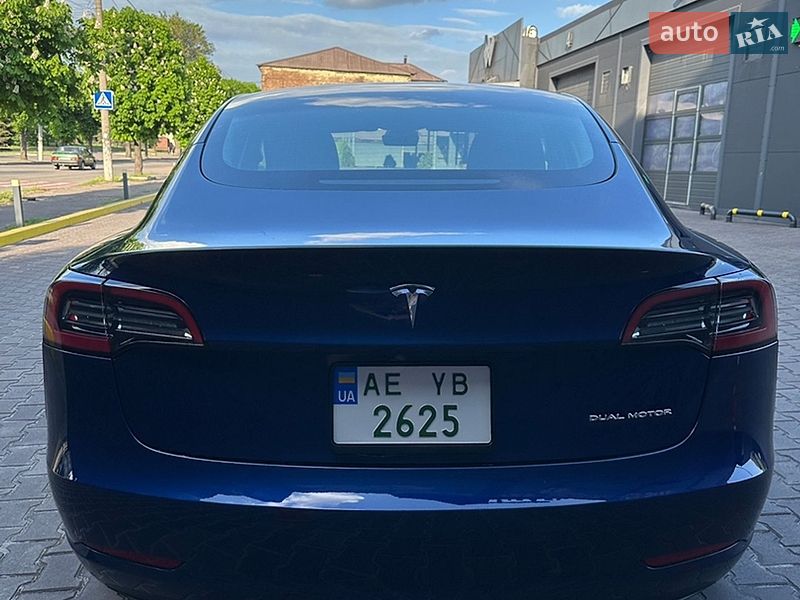Седан Tesla Model 3 2023 в Каменском