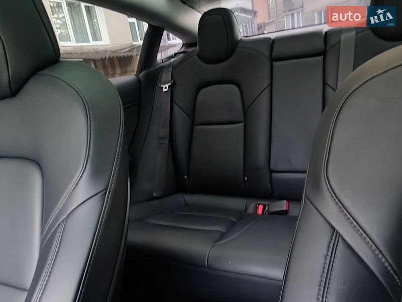 Седан Tesla Model 3 2018 в Івано-Франківську