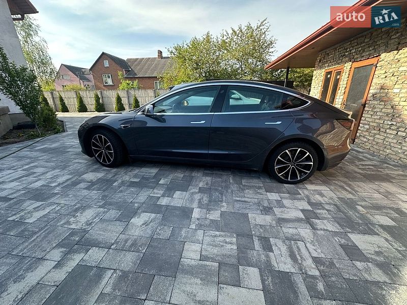 Седан Tesla Model 3 2019 в Киеве