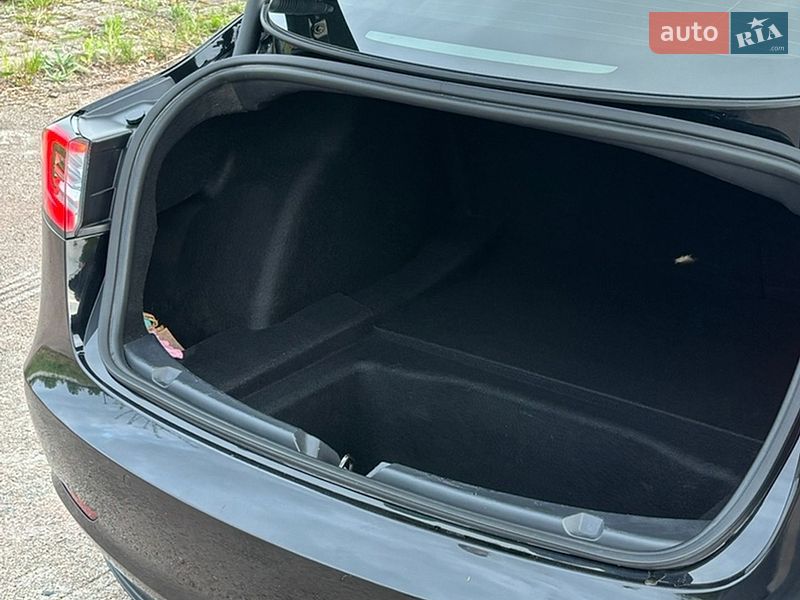 Седан Tesla Model 3 2021 в Овручі