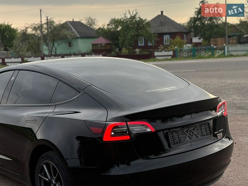 Седан Tesla Model 3 2021 в Овручі