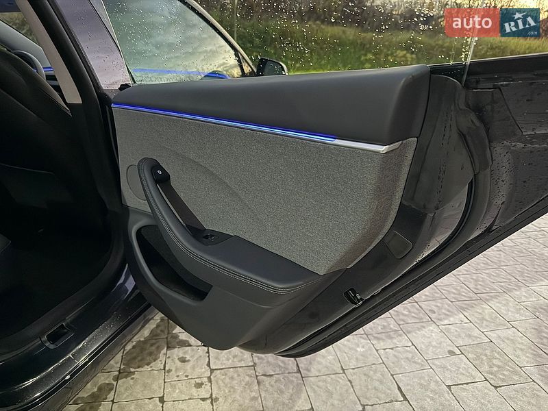 Седан Tesla Model 3 2024 в Львове