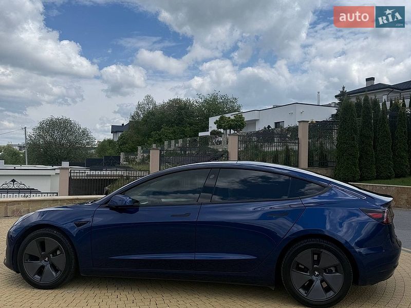Седан Tesla Model 3 2023 в Львові