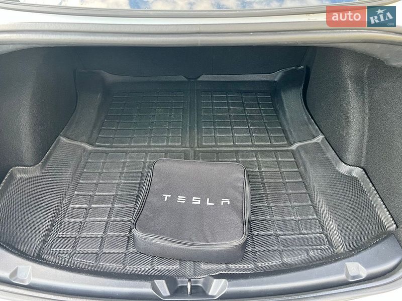 Седан Tesla Model 3 2022 в Костополе