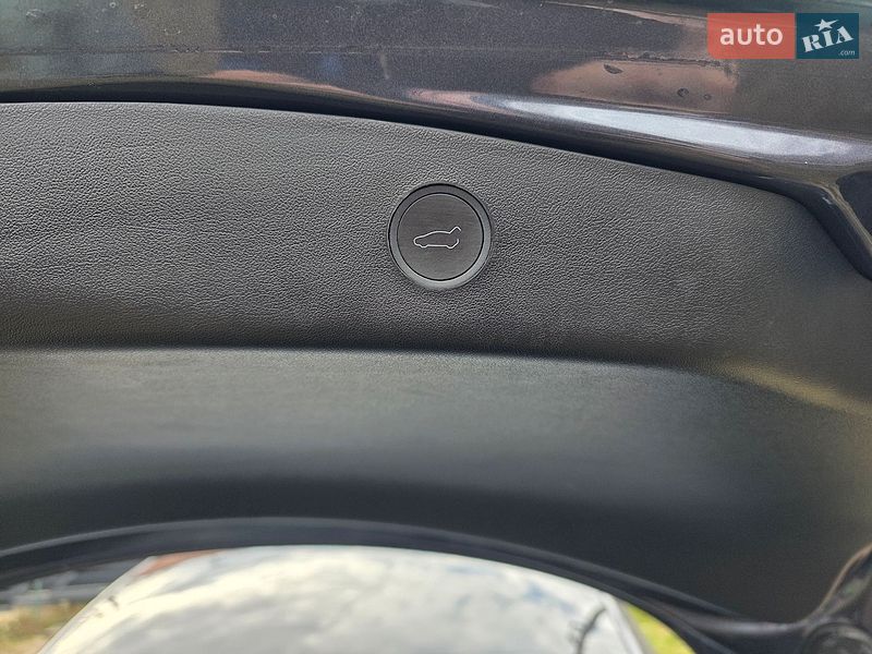 Седан Tesla Model 3 2023 в Львове