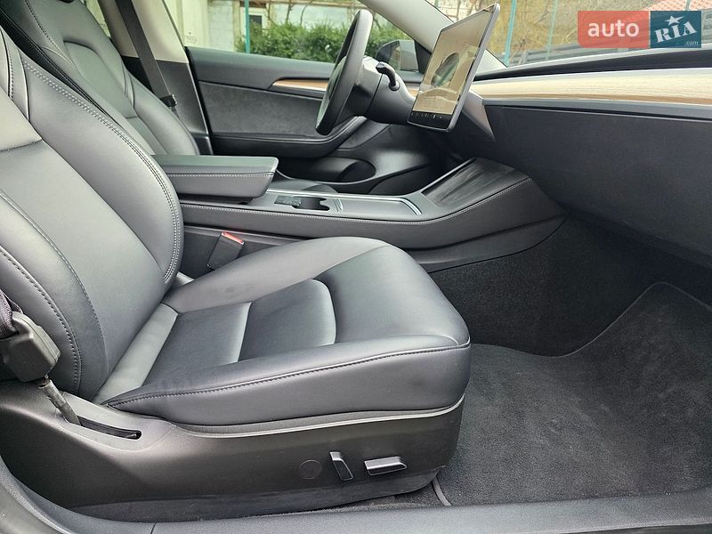 Седан Tesla Model 3 2023 в Львове