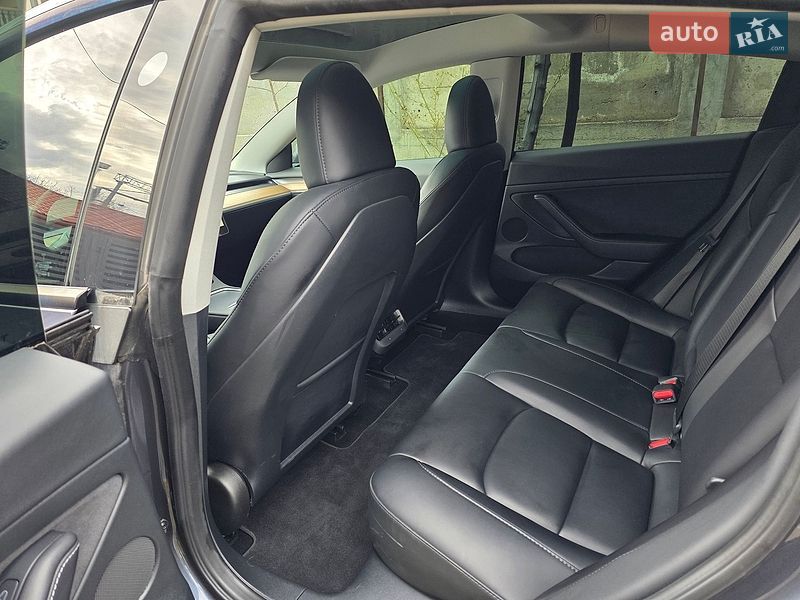Седан Tesla Model 3 2023 в Львове
