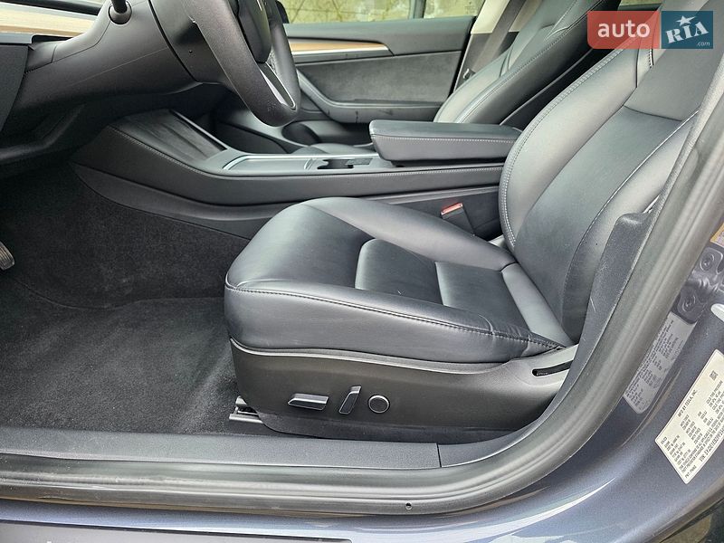 Седан Tesla Model 3 2023 в Львове
