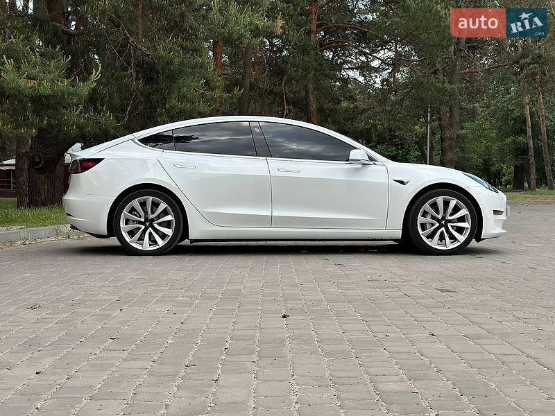 Седан Tesla Model 3 2018 в Кременчуці