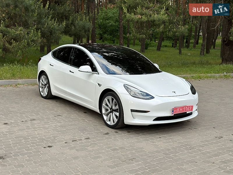 Седан Tesla Model 3 2018 в Кременчуці