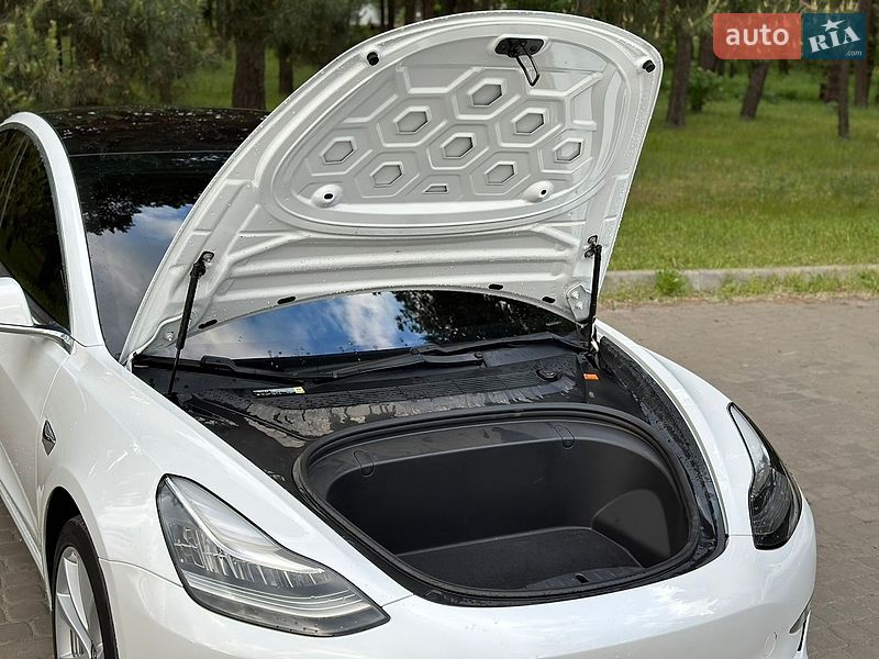 Седан Tesla Model 3 2018 в Кременчуці