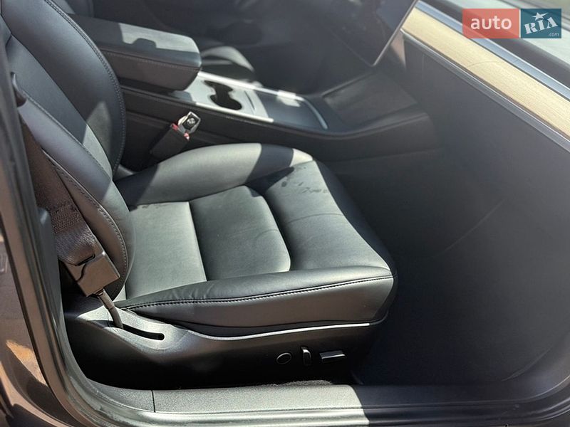 Седан Tesla Model 3 2021 в Львові