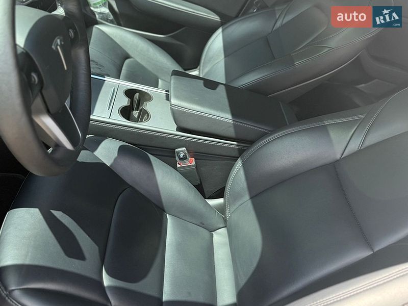 Седан Tesla Model 3 2021 в Львові