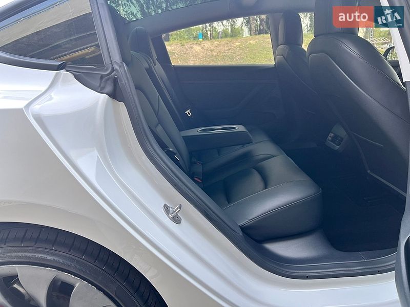 Седан Tesla Model 3 2022 в Киеве