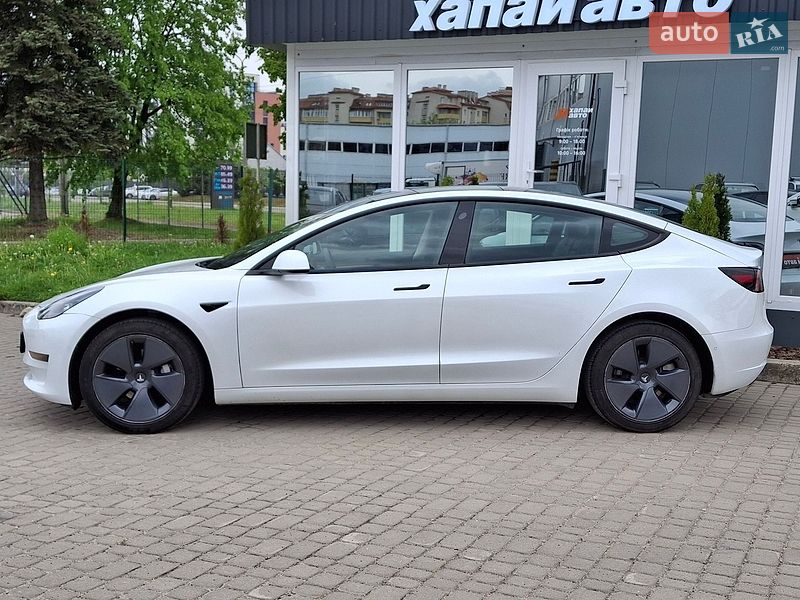 Седан Tesla Model 3 2021 в Львове