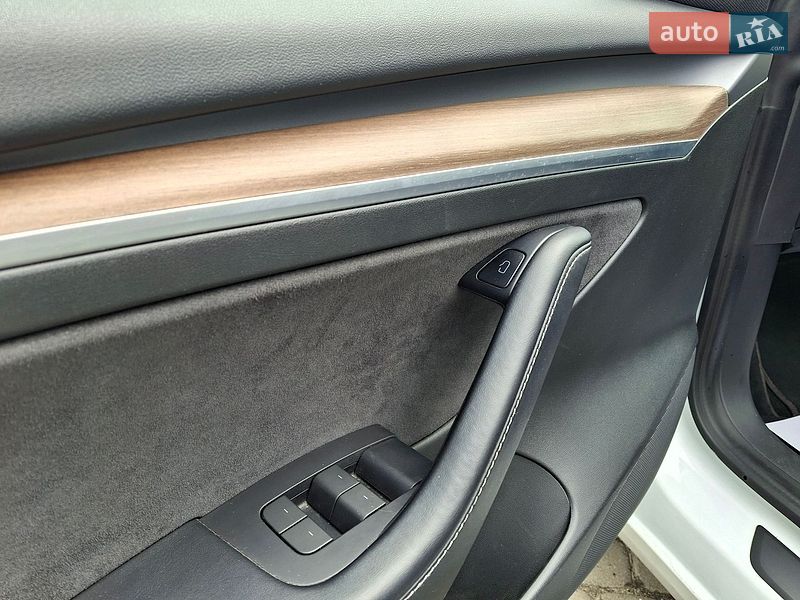 Седан Tesla Model 3 2021 в Львове