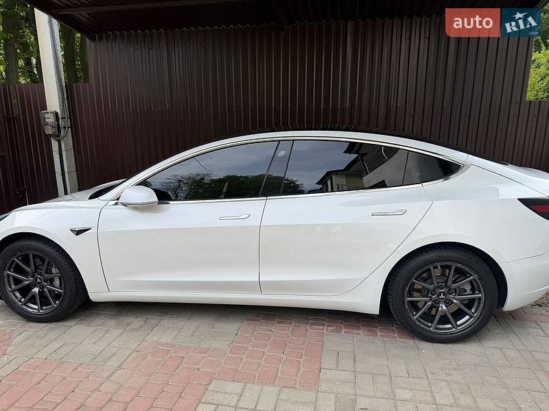 Седан Tesla Model 3 2019 в Львові
