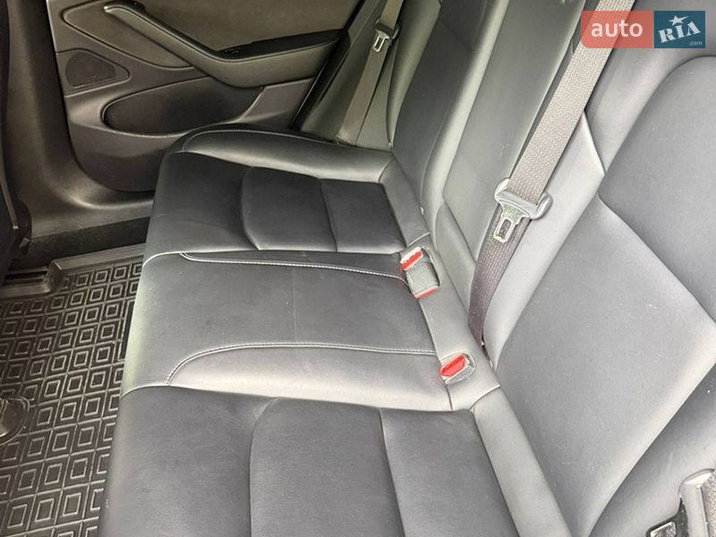 Седан Tesla Model 3 2019 в Львові