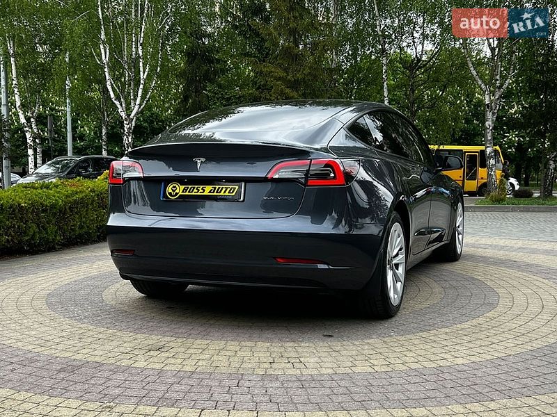 Седан Tesla Model 3 2023 в Львове