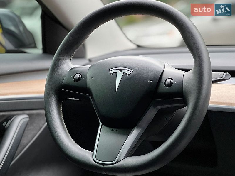 Седан Tesla Model 3 2023 в Львове