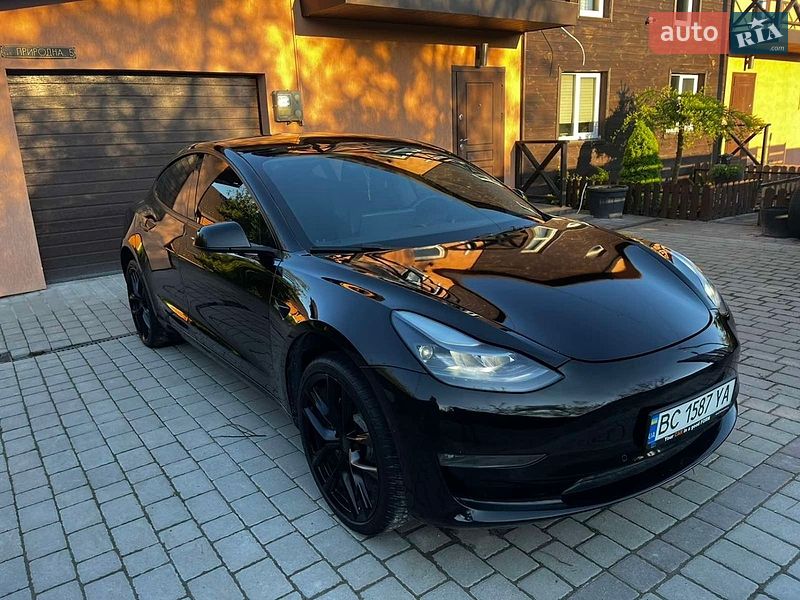 Седан Tesla Model 3 2022 в Львове