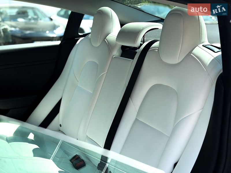 Седан Tesla Model 3 2023 в Киеве