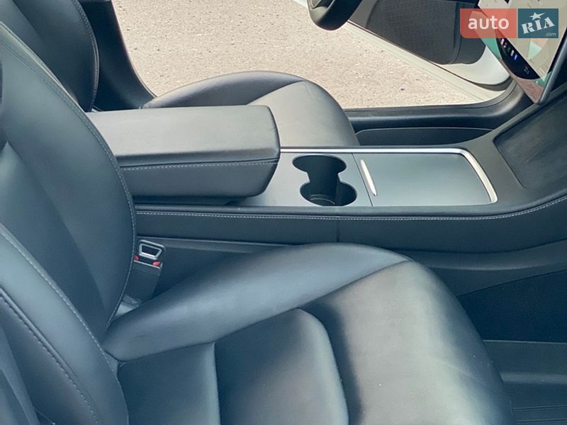 Седан Tesla Model 3 2020 в Краснограде
