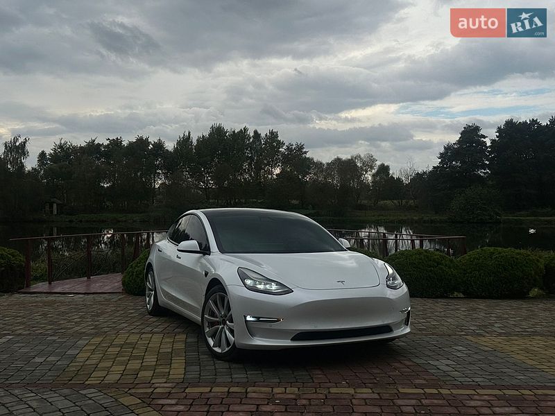 Седан Tesla Model 3 2021 в Львові