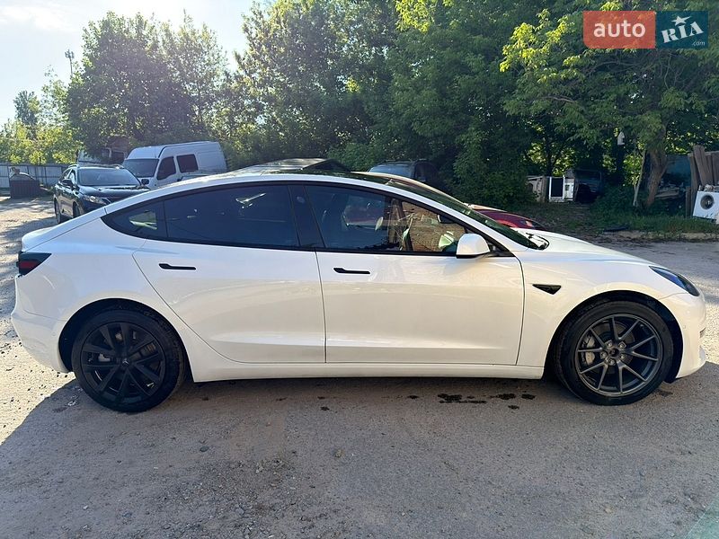 Седан Tesla Model 3 2022 в Киеве