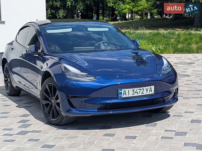 Седан Tesla Model 3 2019 в Корце