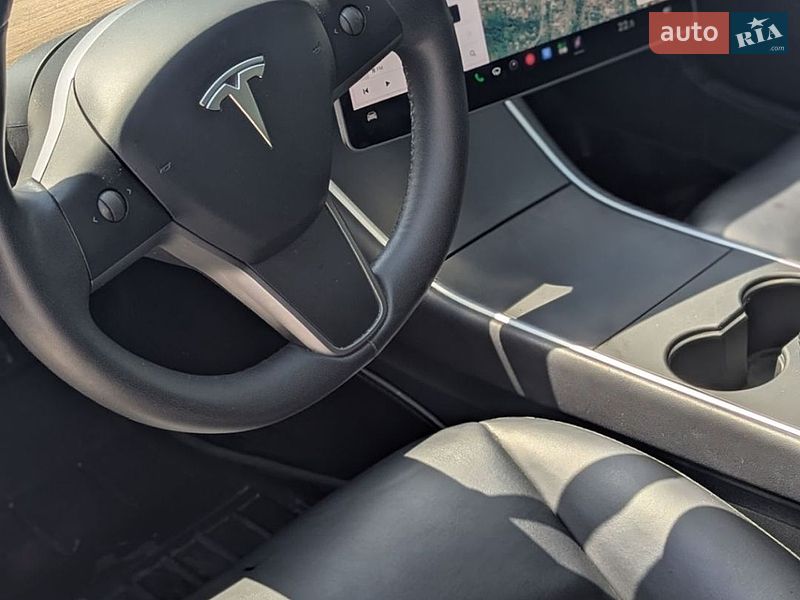 Седан Tesla Model 3 2019 в Корце