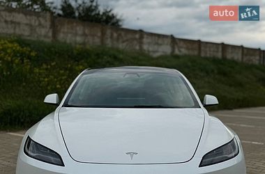 Седан Tesla Model 3 2024 в Южному