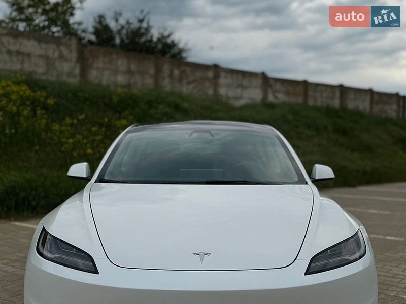 Седан Tesla Model 3 2024 в Южному