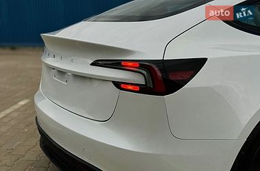 Седан Tesla Model 3 2024 в Южному