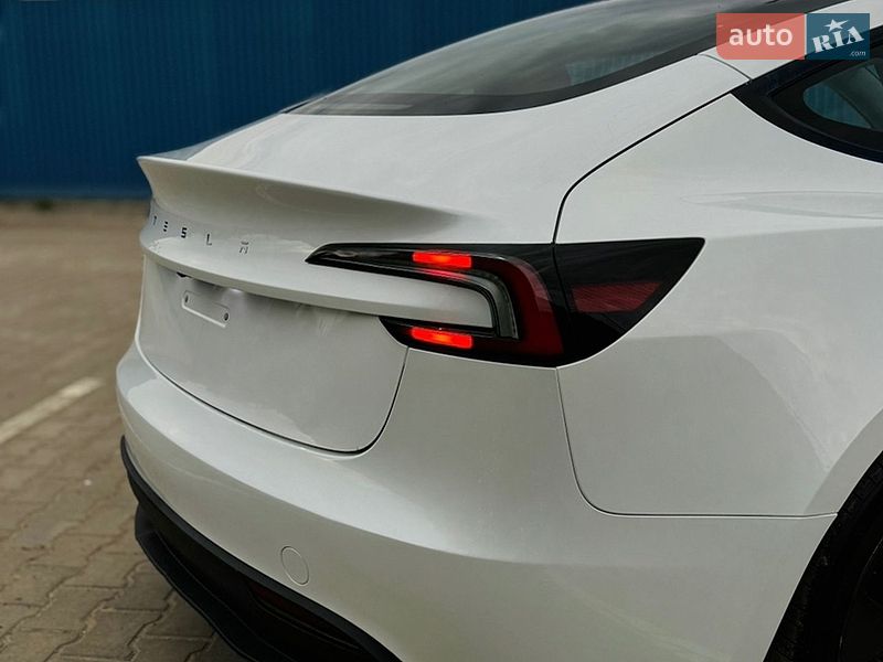Седан Tesla Model 3 2024 в Южному