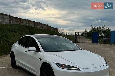 Седан Tesla Model 3 2024 в Южному