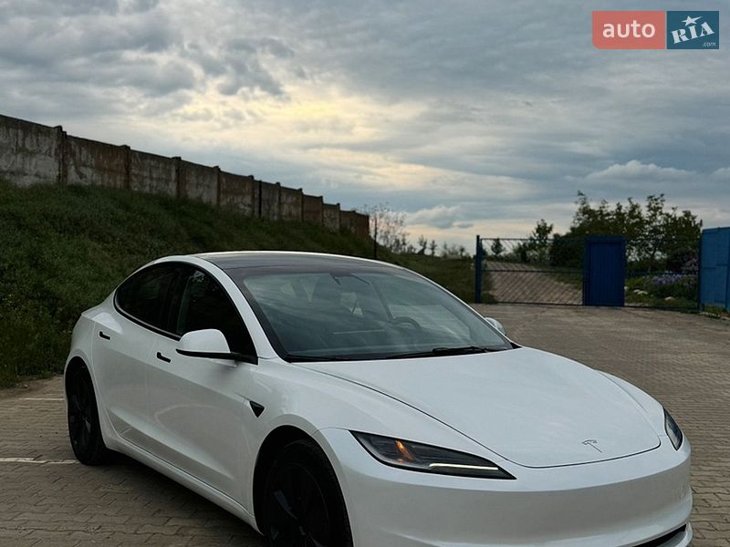 Седан Tesla Model 3 2024 в Южному