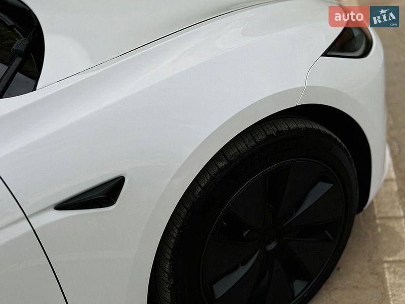 Седан Tesla Model 3 2024 в Южному