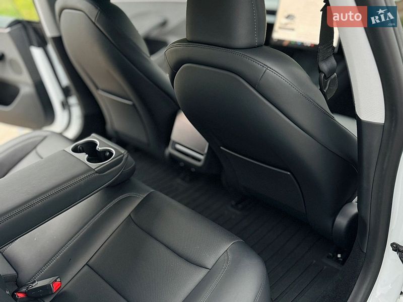 Седан Tesla Model 3 2024 в Южному