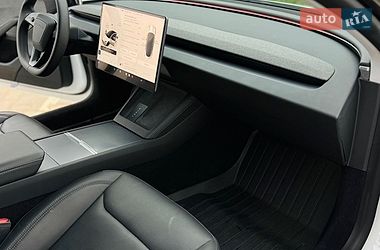 Седан Tesla Model 3 2024 в Южному