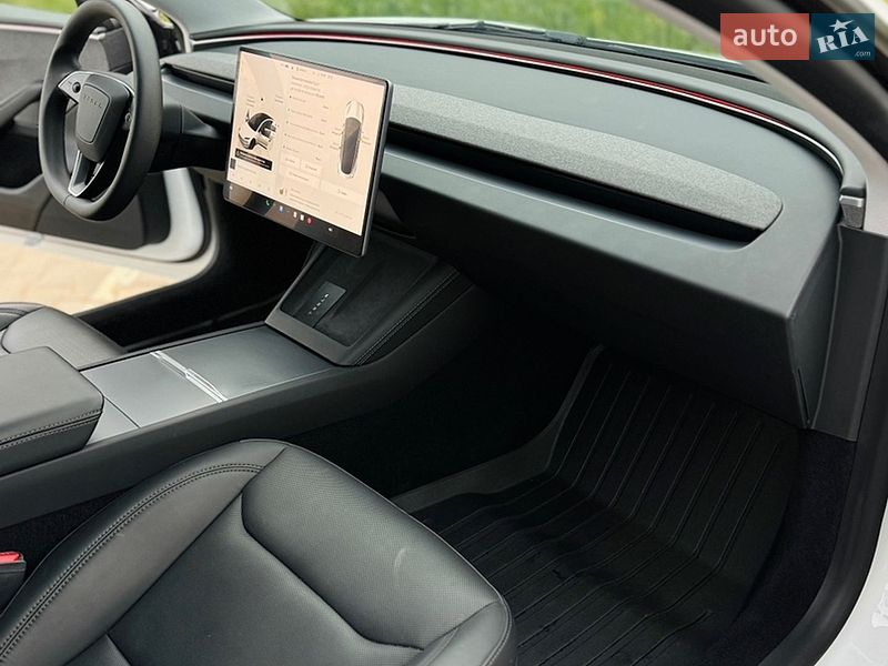 Седан Tesla Model 3 2024 в Южному