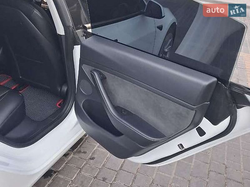 Седан Tesla Model 3 2022 в Киеве