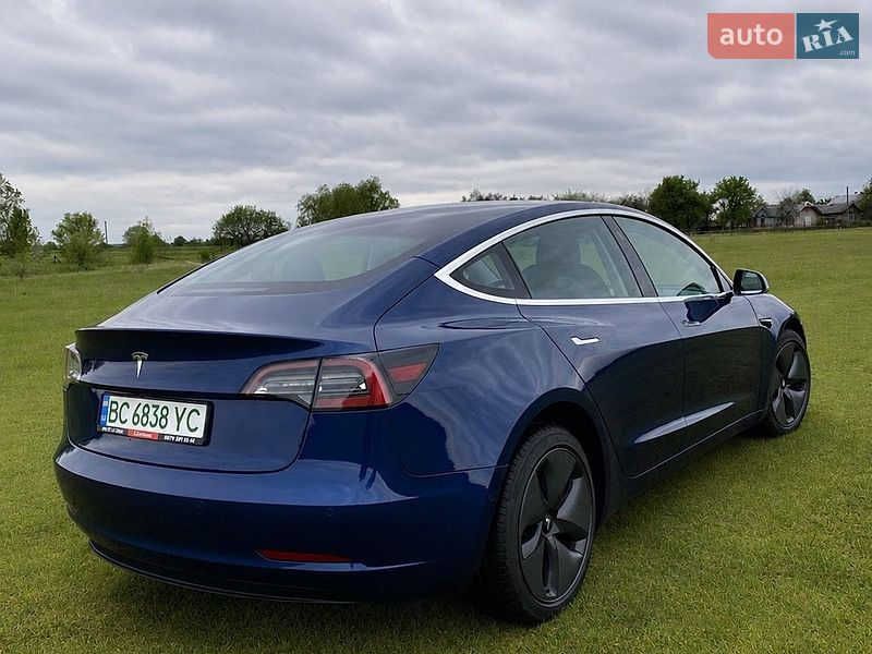 Седан Tesla Model 3 2018 в Великих Мостах