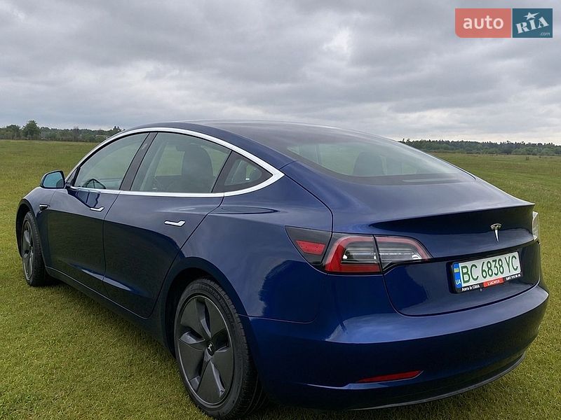 Седан Tesla Model 3 2018 в Великих Мостах