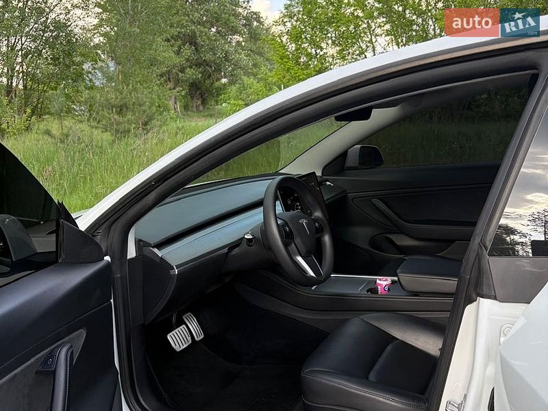 Седан Tesla Model 3 2020 в Черкасах