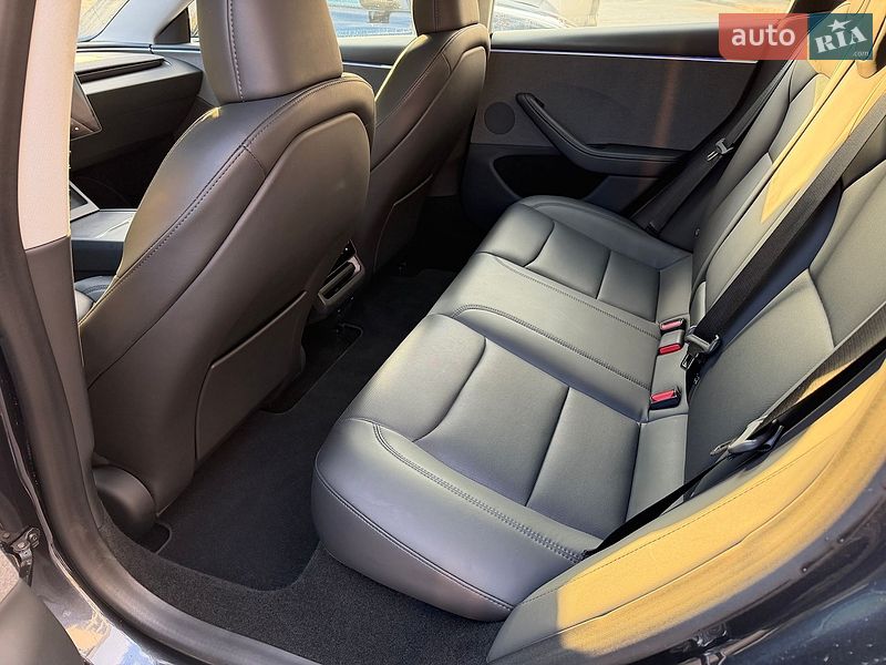 Седан Tesla Model 3 2024 в Львові