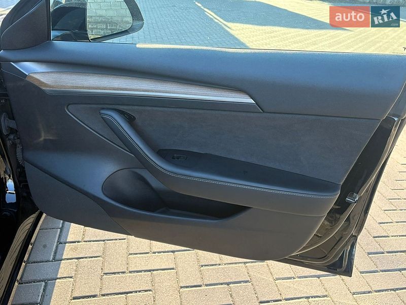 Седан Tesla Model 3 2021 в Ровно
