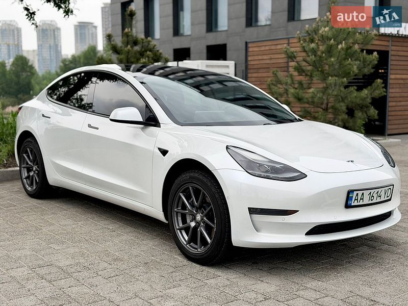 Седан Tesla Model 3 2021 в Киеве