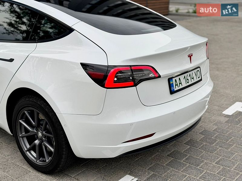 Седан Tesla Model 3 2021 в Киеве